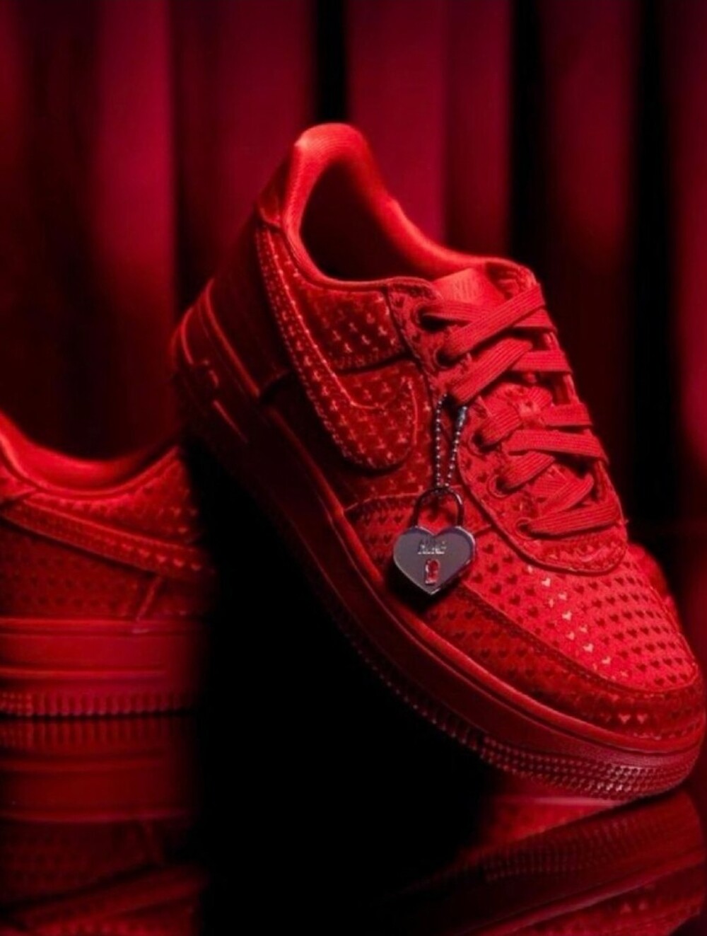 NEW Air Force 1 '07 LOW SE Women Sz 9 University Red/University Red